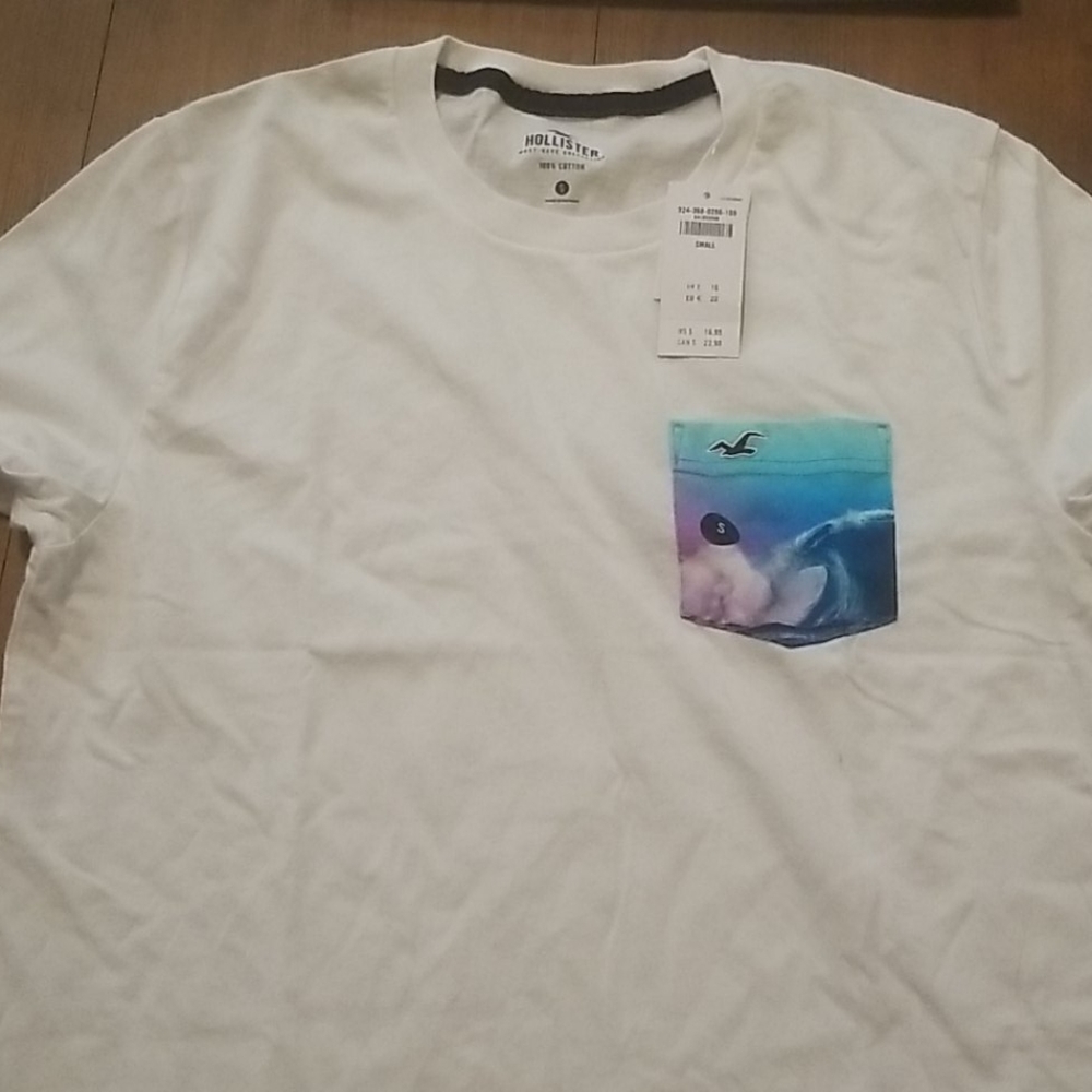 Hollister  white tee with  hint of a roaring sea